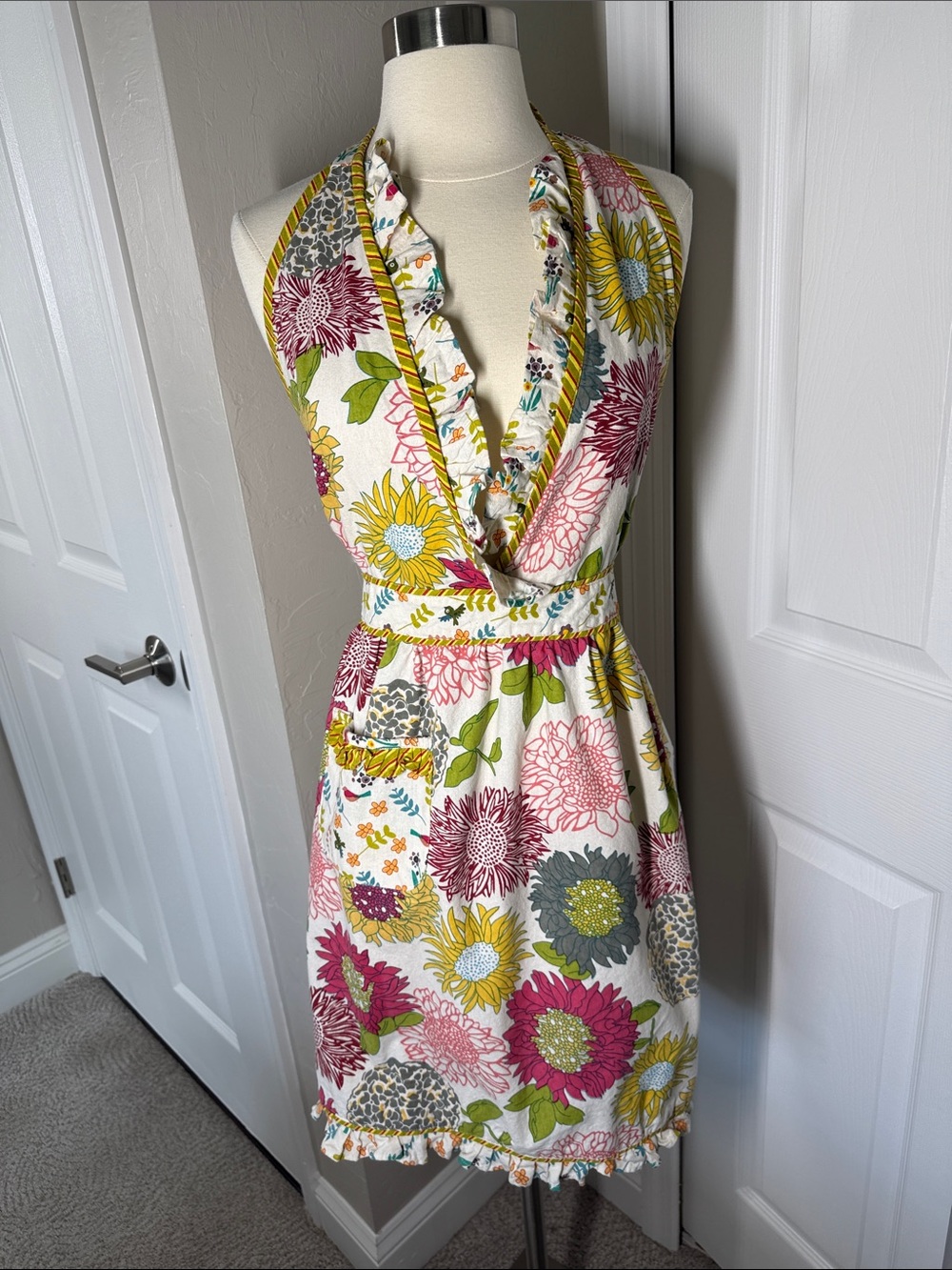 D II floral with ruffles 50’s style kitchen apron 100% cotton made in India